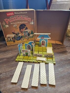 1976 Playskool Richard Scarry's Puzzletown Set A Dr Lion's Medical Centre